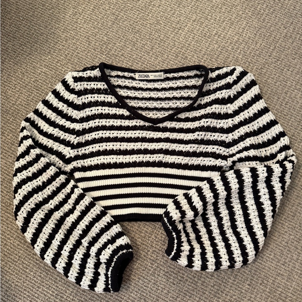 Size small black and white stipe sweater!!🖤🤍